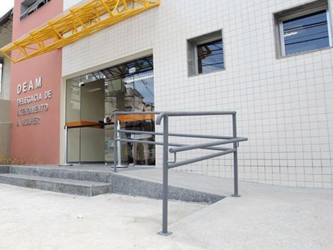 Criança de 9 anos tem as mãos queimadas pela mãe em São Gonçalo