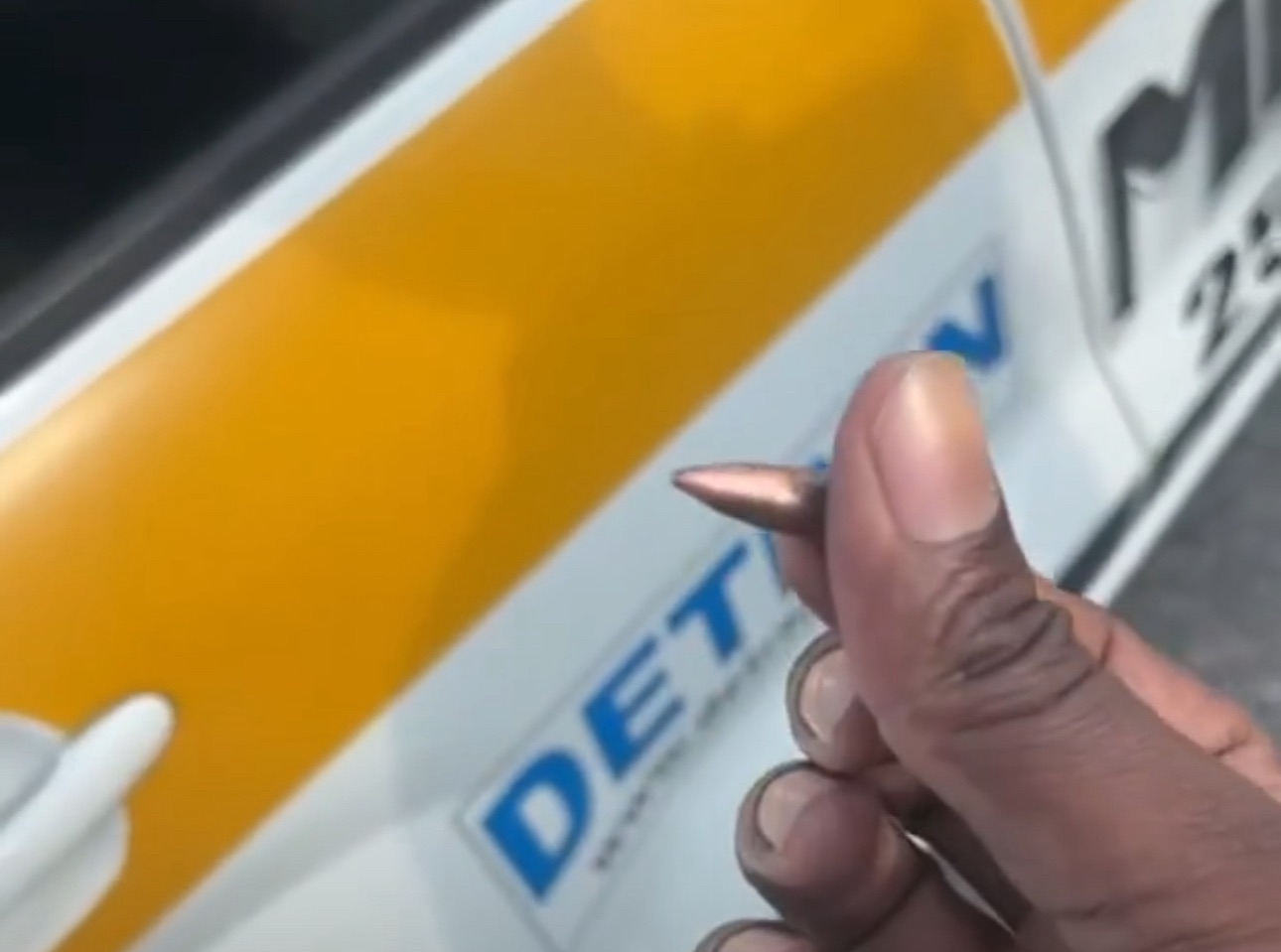 Carro de autoescola é atingido por bala perdida durante aula na Zona Norte; veja o vídeo