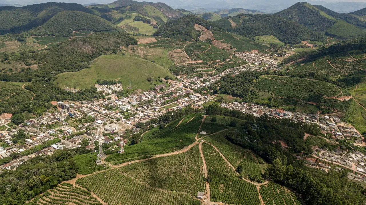 Conheça a cidade italiana do RJ onde se faz vinho de jabuticaba e se planta 40% do café do estado