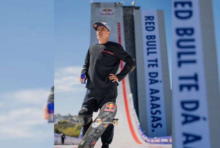 Vídeo: skatista Mineirinho bate recorde mundial ao descer megarrampa em prédio de Porto Alegre