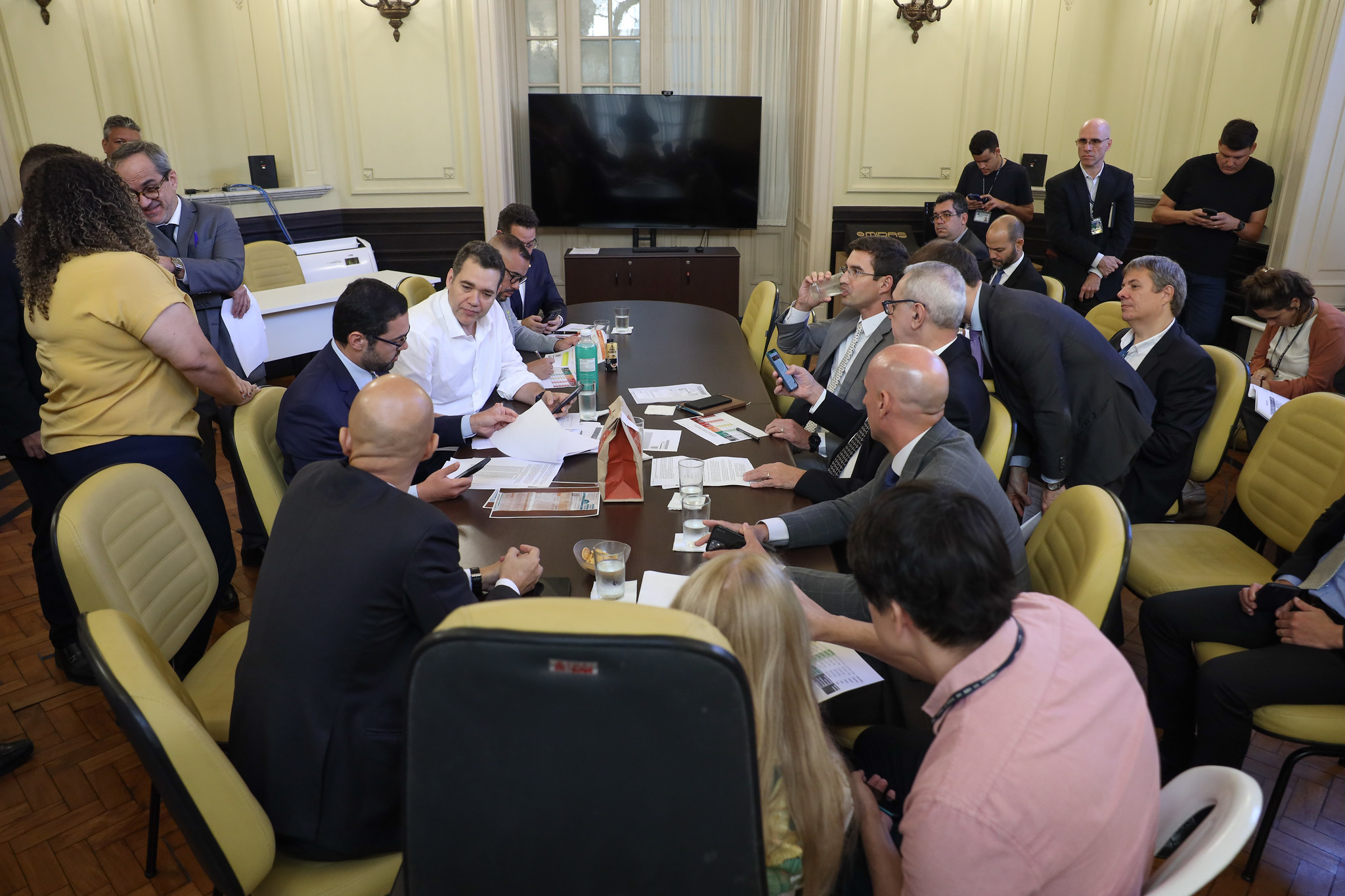 Vereadores voltam a cobrar transparência da prefeitura sobre projeto de Paes que aumenta taxa de iluminação pública