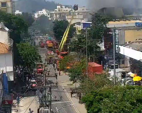 Bombeiros levam mais de 24 horas para apagar incêndio em loja na Freguesia