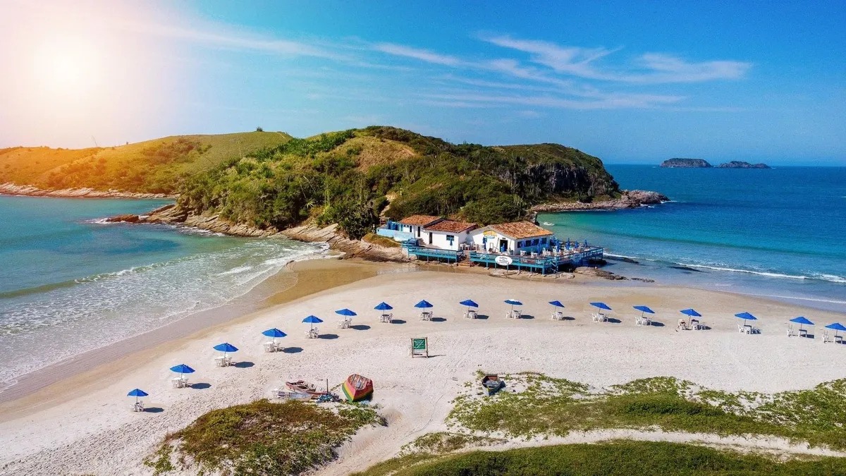Conheça o casarão tombado na praia mais bonita de Cabo Frio, que corre o risco de desaparecer