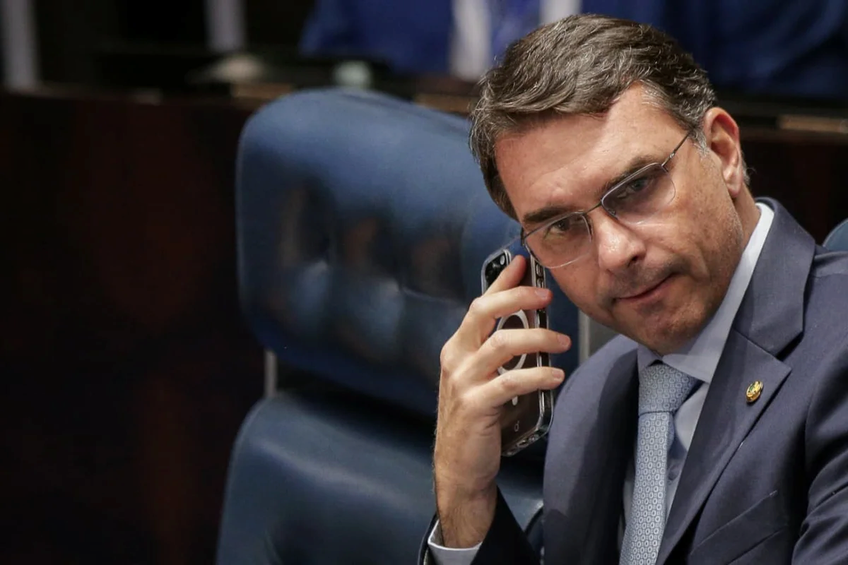 Flávio Bolsonaro acena para Aldo Rebelo após crise no DC