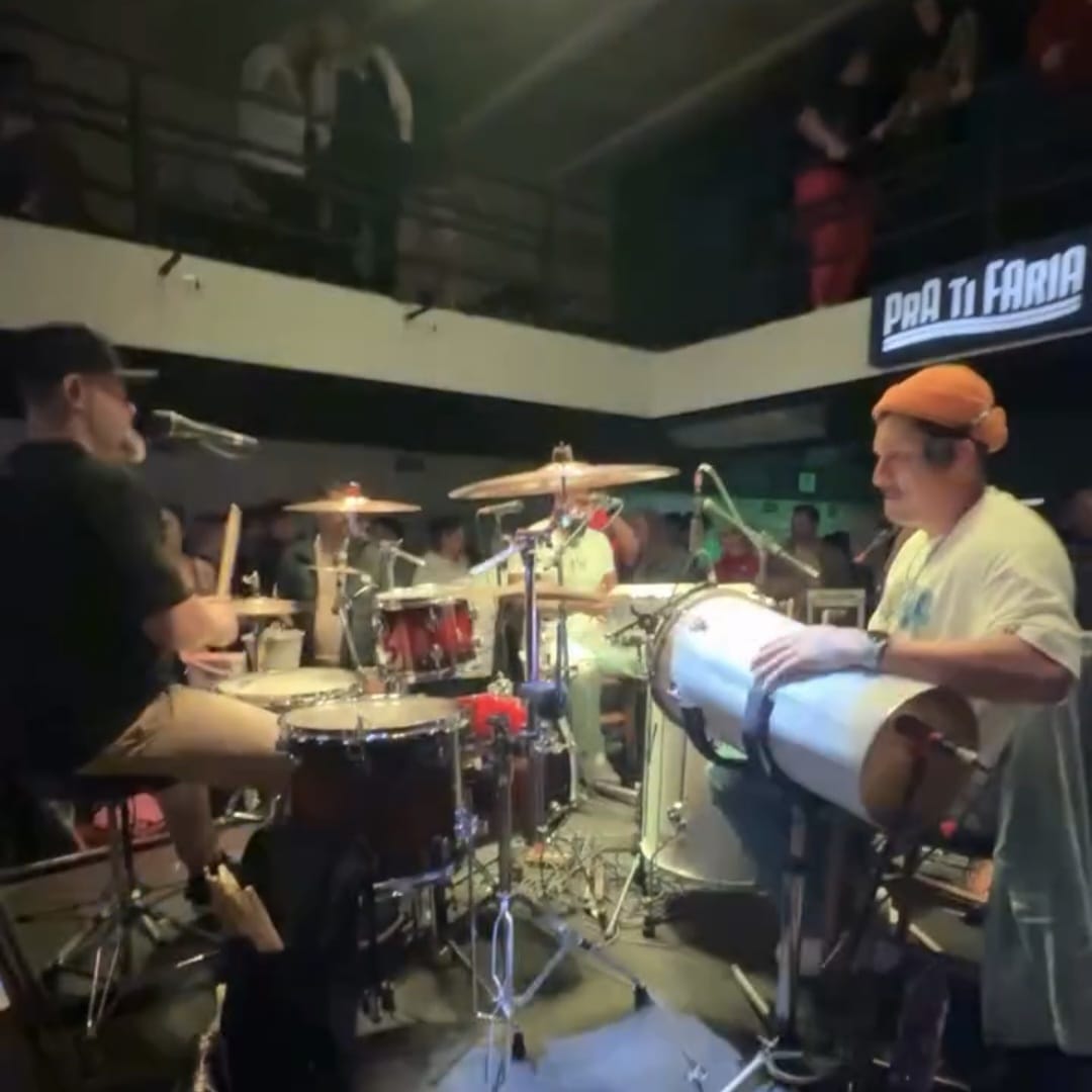 Baterista do Green Day toca em bar de pagode na véspera de show no The Town; vídeo