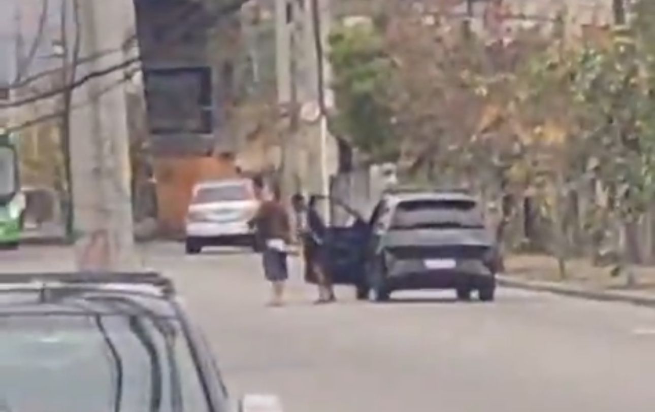 Ladrão rende motorista, mas precisa de ajuda para ligar o carro na Zona Norte; veja o vídeo
