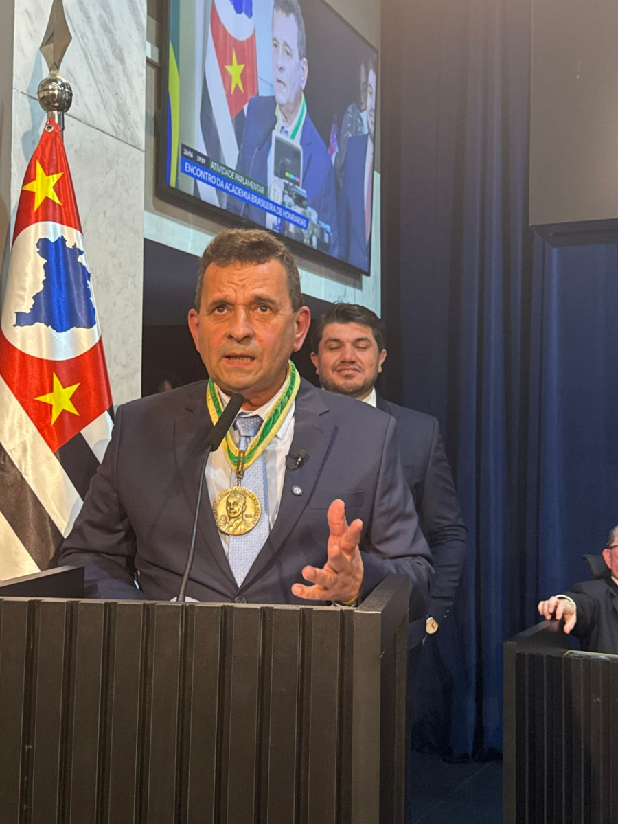 Urandir Fernandes de Oliveira foi homenageado no Congresso Nacional por trabalho científico