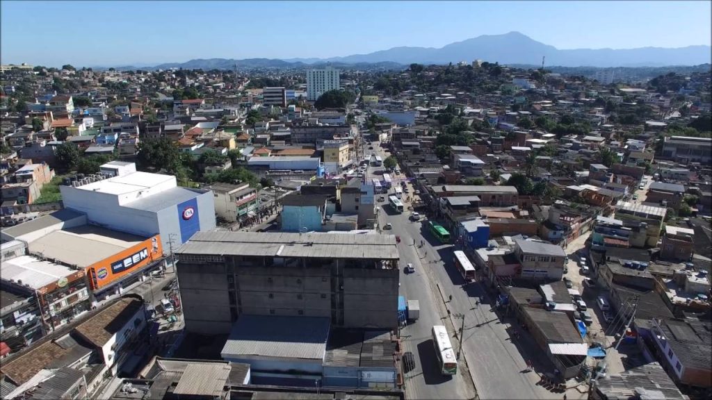 Duas crianças são socorridas de helicóptero após serem atropeladas por ônibus em Belford Roxo