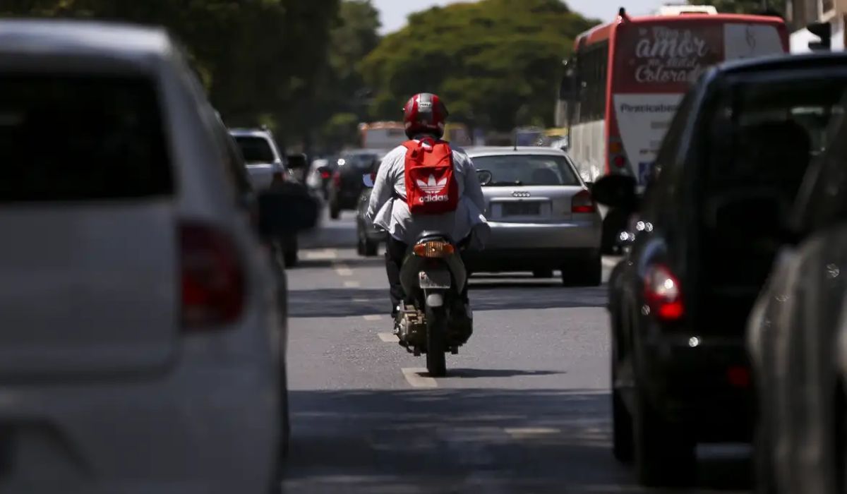 Entre a precarização e a desconfiança — a dupla travessia de motociclistas profissionais na cidade