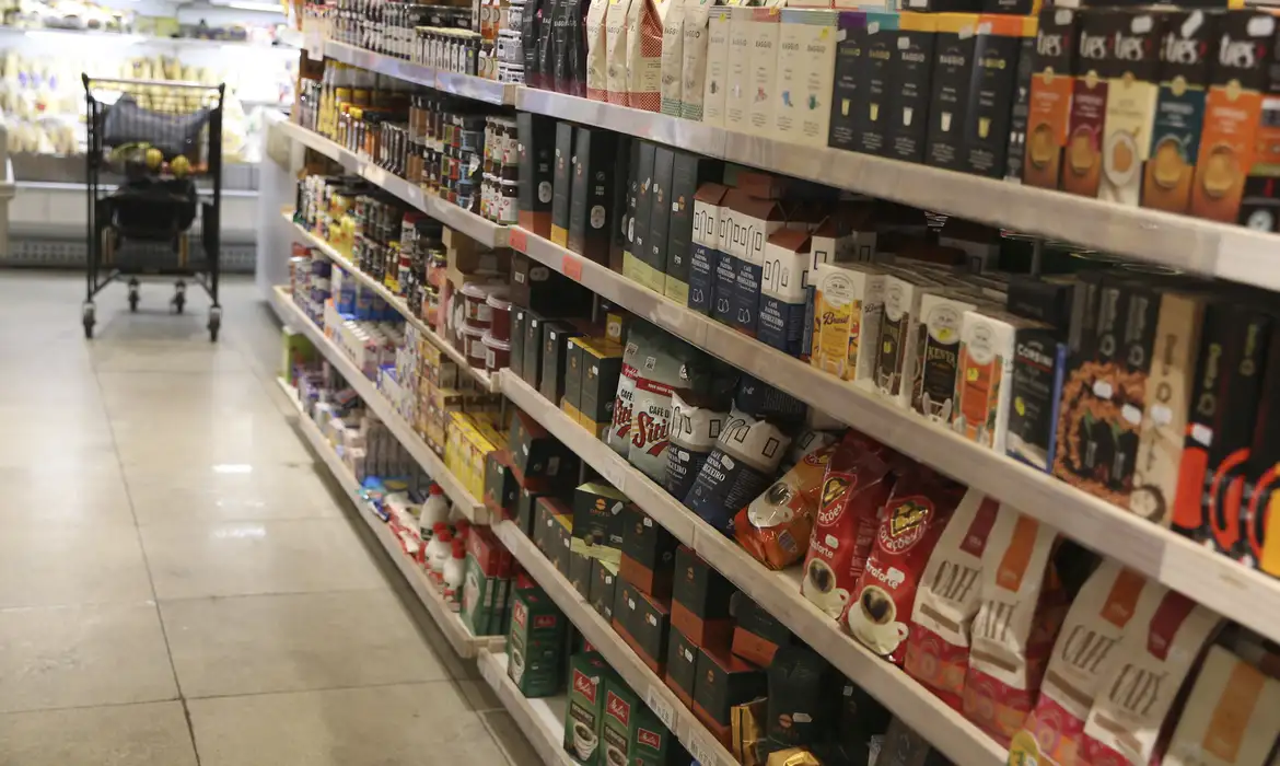 Cesta básica dispara em junho e sobe em 17 capitais; São Paulo, Cuiabá e Rio lideram custos no país