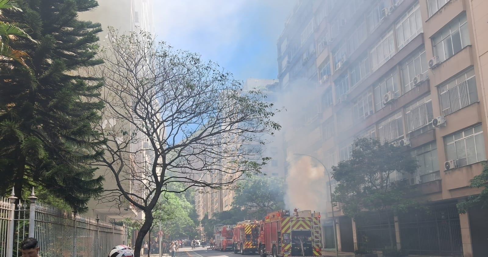 Incêndio em imóvel comercial causa interdição em Copacabana
