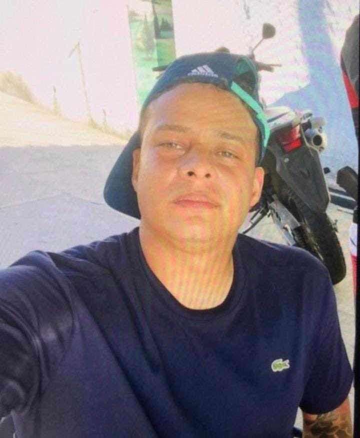 Wallace de Brito Trindade, também conhecido como Lacoste ou Salomão, tem mandados de prisão por homicídio e tráfico