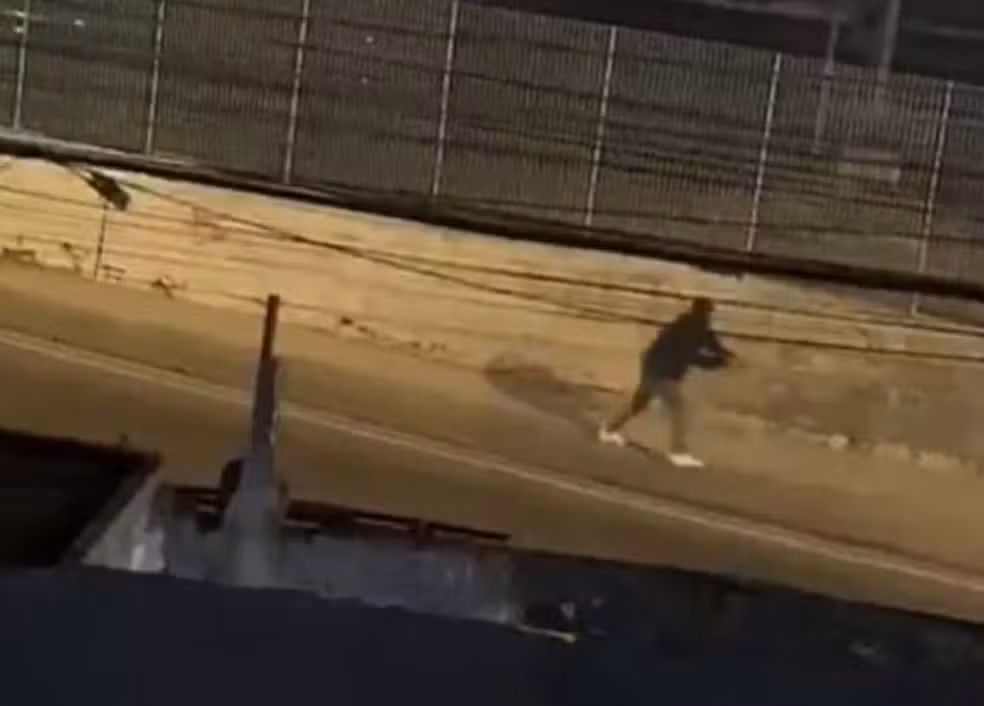 Vídeo mostra homem encapuzado atirando em briga de torcidas que matou vascaíno