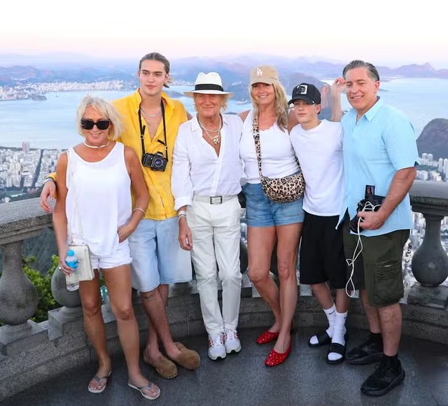 De férias no Rio, Rod Stewart visita o Cristo e é tietado no Satyricon