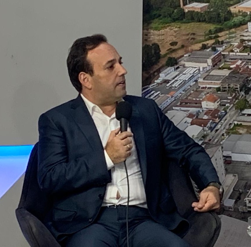 André Português lança pré-candidatura ao governo e mira desgaste do grupo de Cláudio Castro