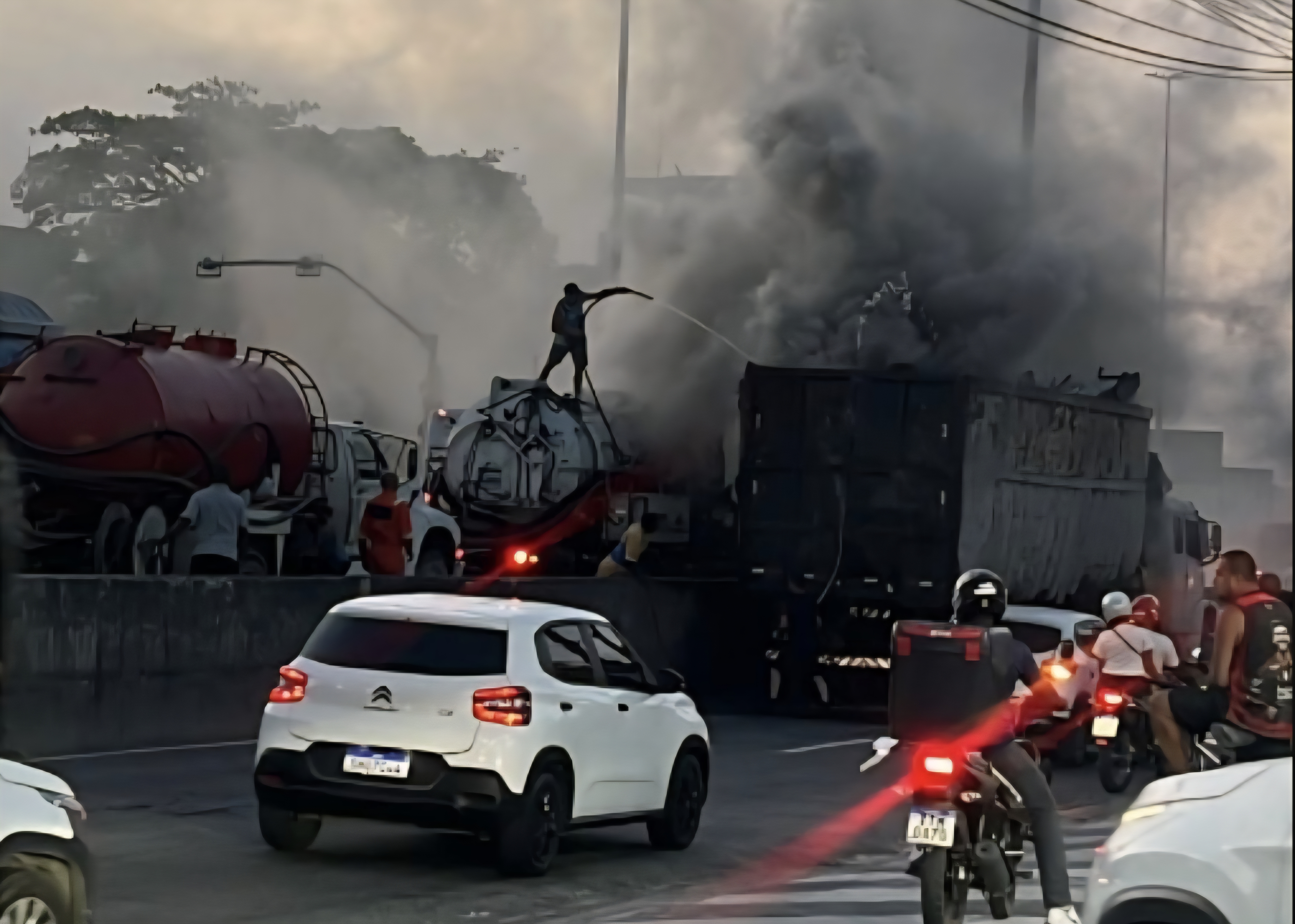 Caminhão pega fogo e interdita a Avenida Brasil