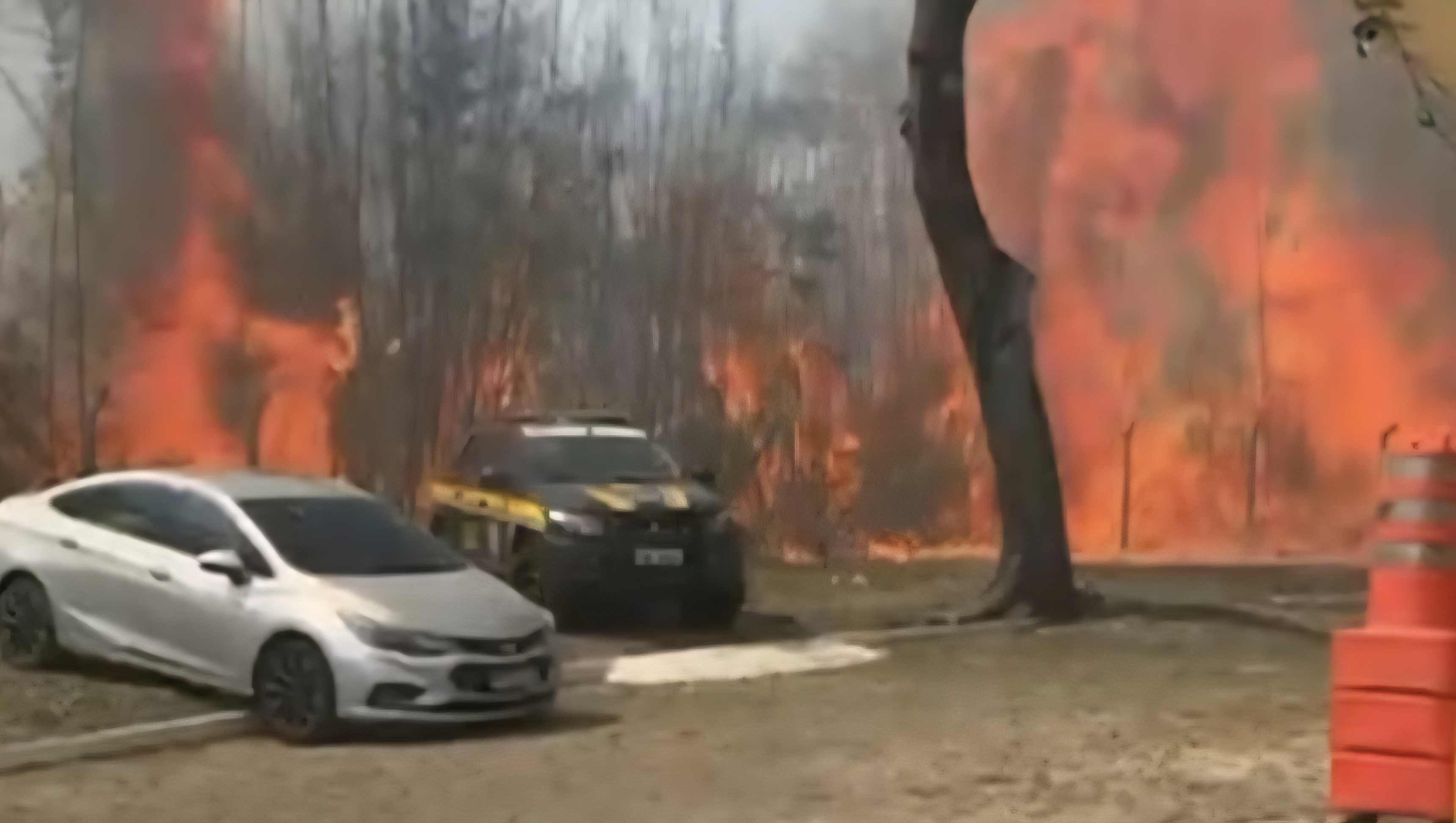 Vídeo: Queimada às margens da Dutra avança sobre área da base da PRF e destrói viaturas