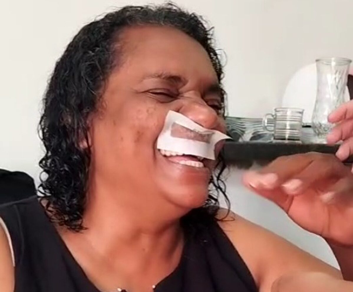 Vídeo! Mãe pede ajuda da filha para depilar o bigode e viraliza