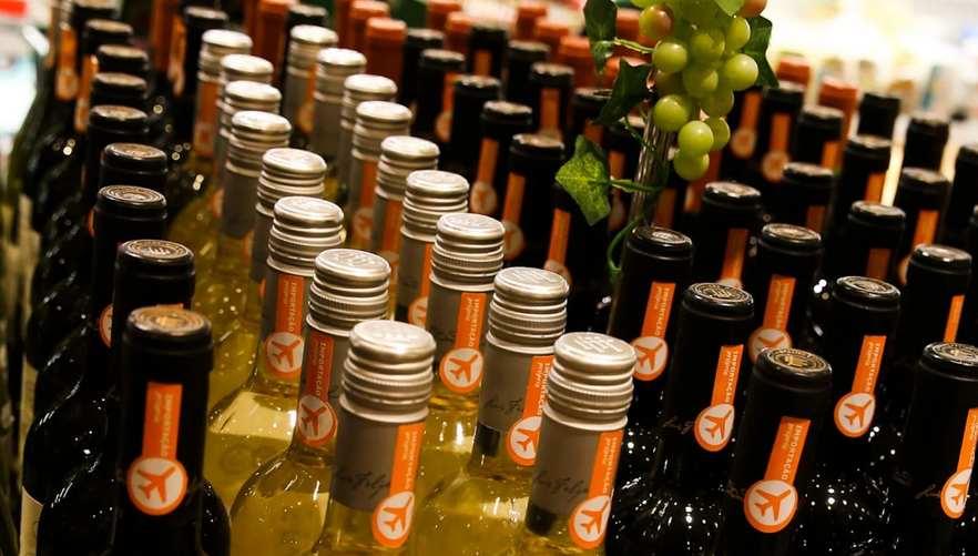 Ministro da Saúde pede que população evite bebidas destiladas em garrafas de rosca