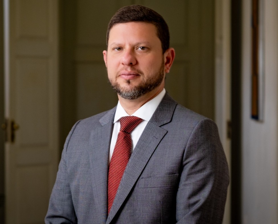 Saída de Nicola Miccione expõe disputa por mandato-tampão e reorganiza forças no Palácio Guanabara