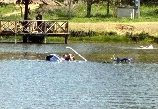 Vídeo: Helicóptero cai em lago de pesqueiro em São Roque, SP; piloto alega pane no motor
