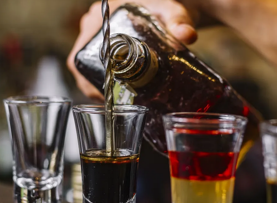 Casos de intoxicação por metanol sobem e mortes chegam a 15, aponta Ministério da Saúde