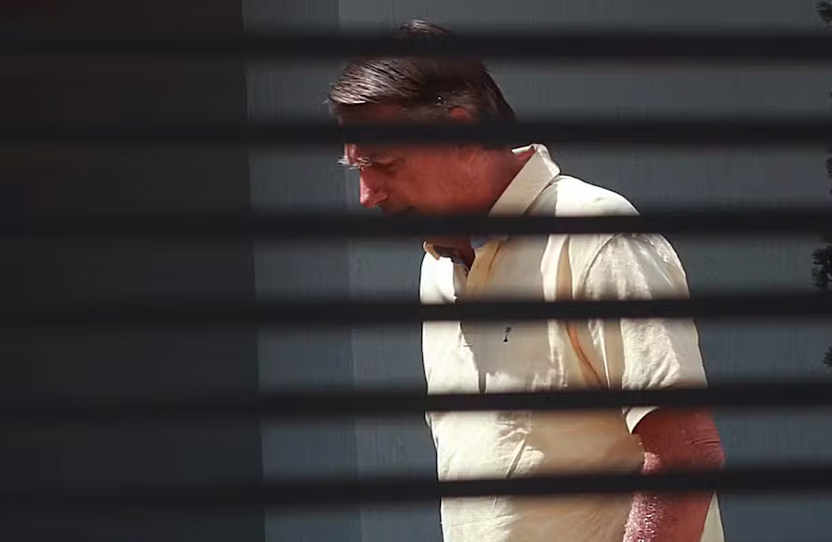Bolsonaro deixa UTI, mas segue internado sem previsão de alta, diz boletim médico