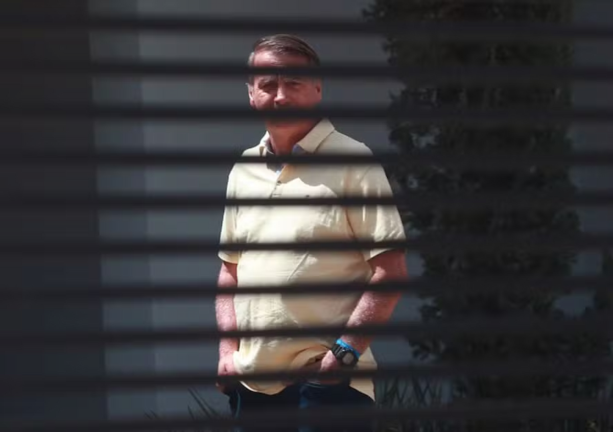 Bolsonaro deixa prisão sob escolta e é internado em Brasília