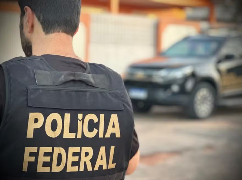 PF prende delegado e policiais civis acusados de extorsão contra traficantes do CV
