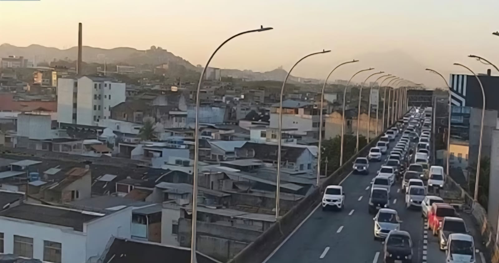 Engavetamento com cinco veículos causa congestionamento na Ponte Rio-Niterói