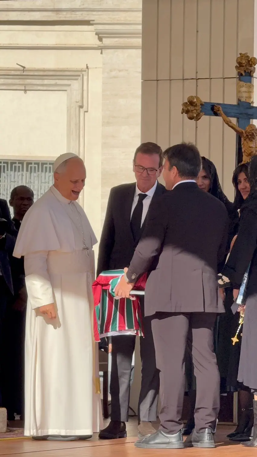 Papa Leão XIV recebe camisa do Fluminense das mãos do presidente da Câmara do Rio