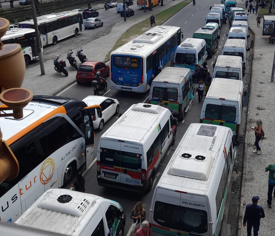 Motoristas de vans protestam no Centro do Rio