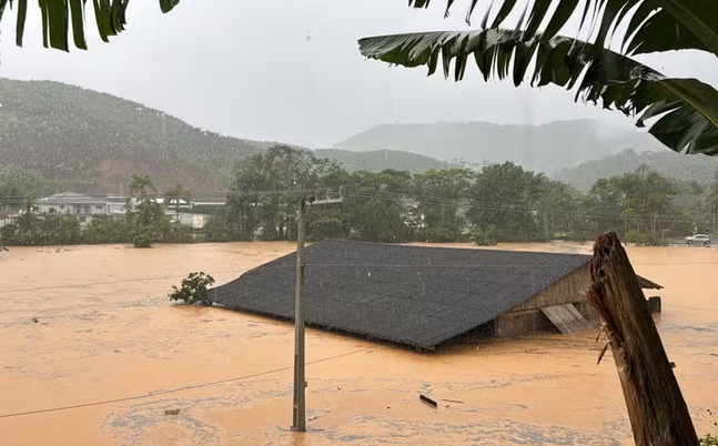 Chuvas intensas deixam casas submersas em SC; há 6 cidades em estado de emergência