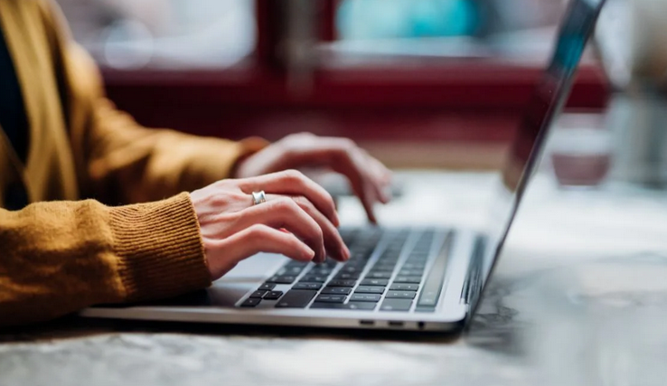 Pesquisa mostra que 49% dos brasileiros já usaram IA para tirar dúvidas sobre saúde