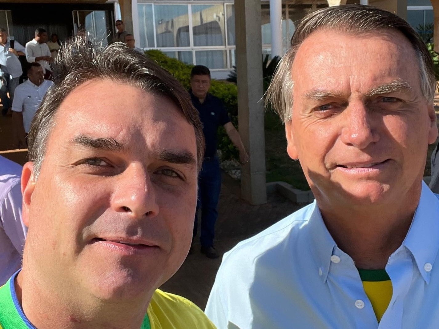 Flávio Bolsonaro promete subir rampa do Planalto com pai e fala em anistia