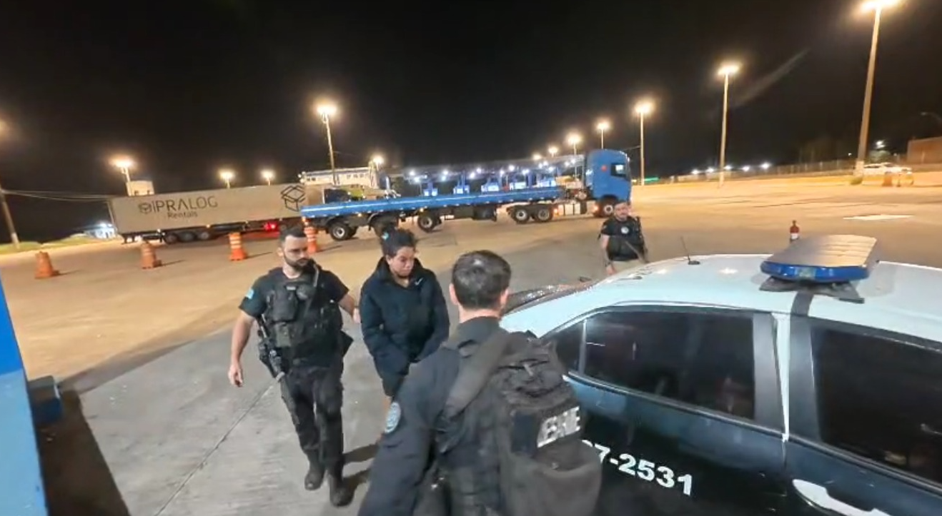 Mulher é presa levando 30 pistolas escondidas em almofadas para o Alemão