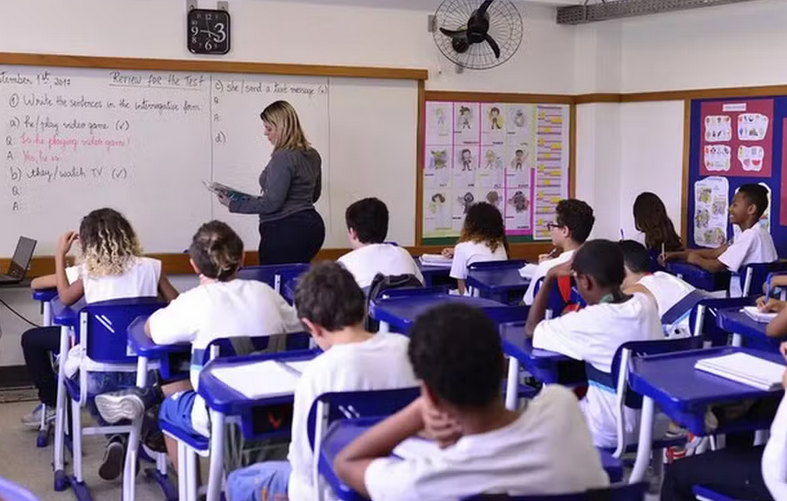 Senado e Câmara decidem que professores podem acumular cargo público