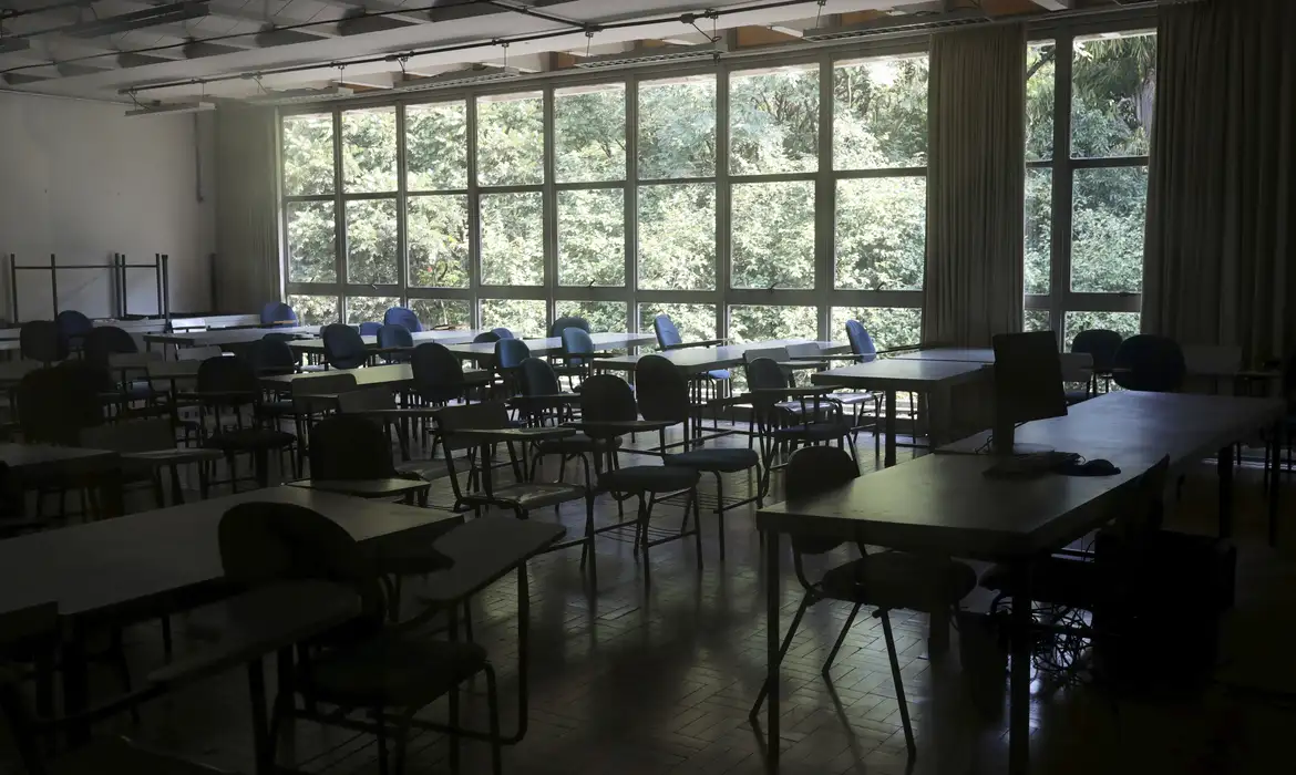 Quando o pensamento entra na política e perde a aula