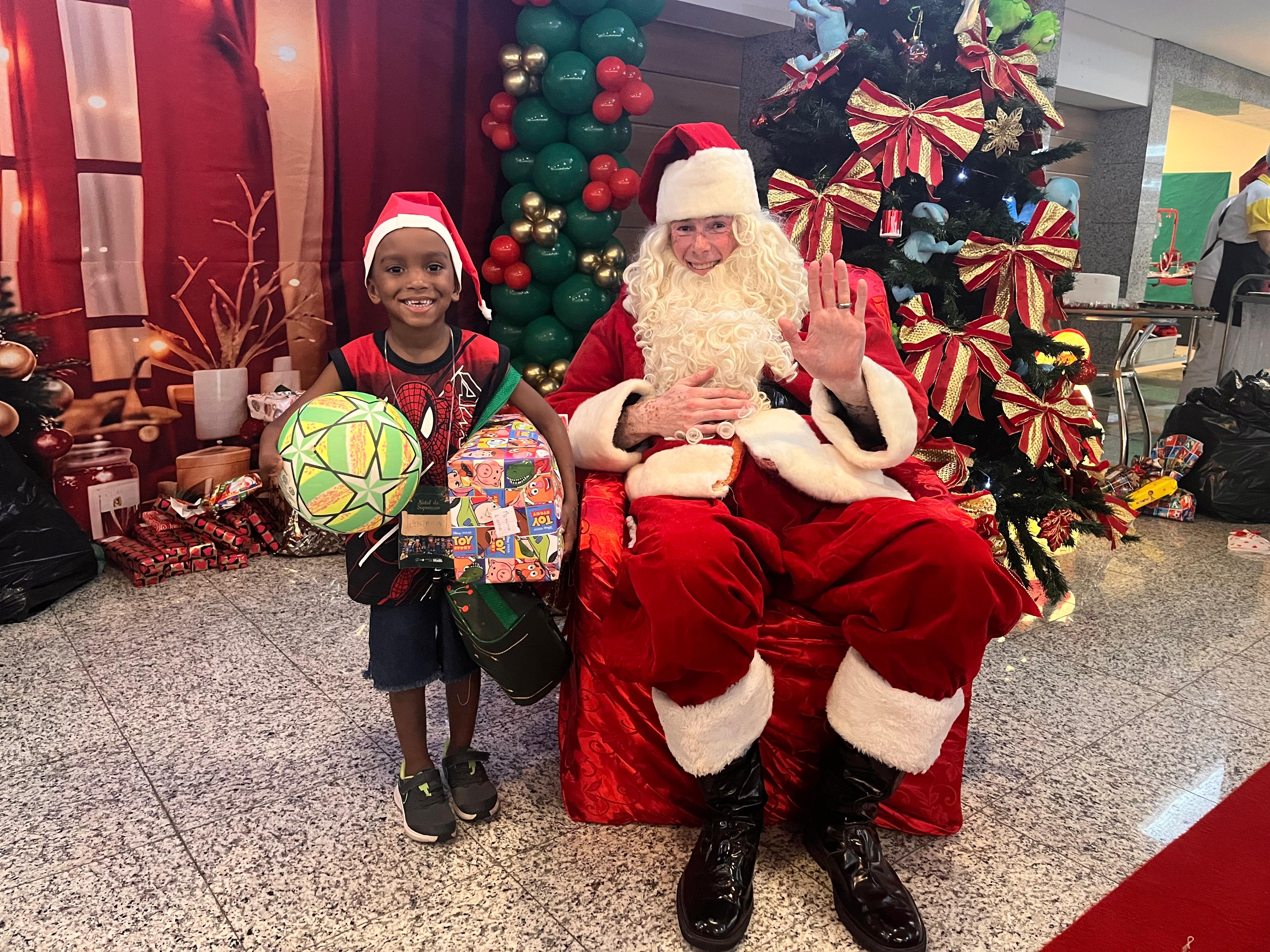 Into faz ação natalina para mais de 200 crianças em tratamento