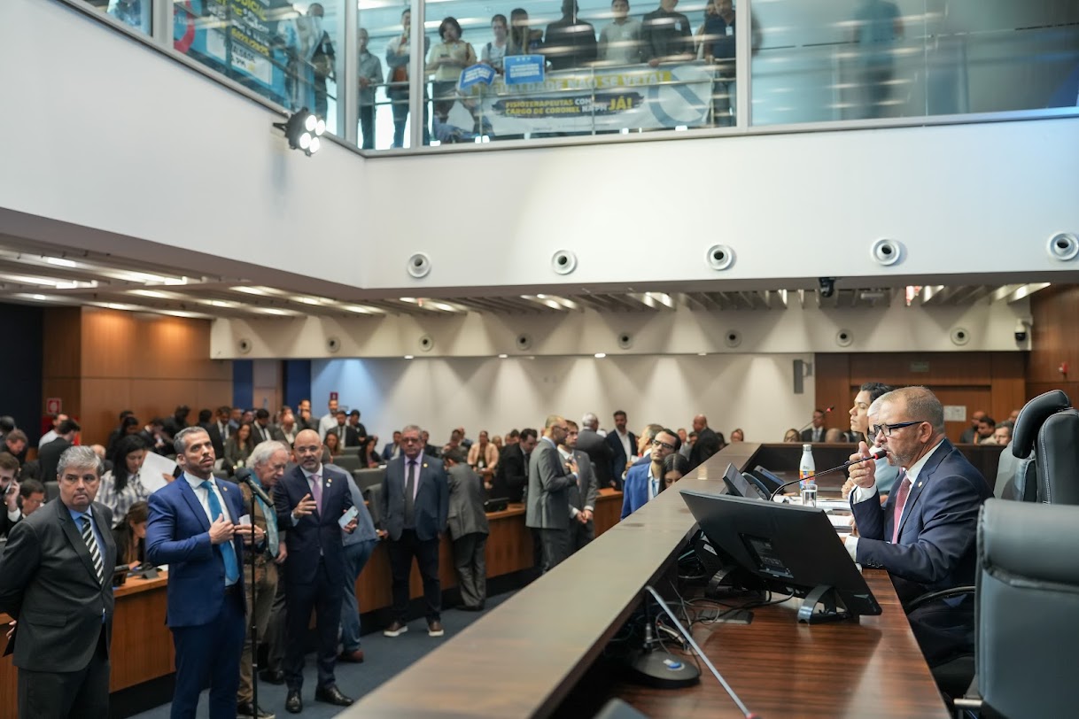 Clima bélico trava votação de homenagens e encerra trabalhos no Parlamento no ano