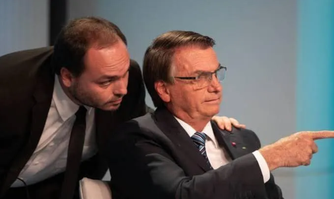 Impedido de acompanhar o pai, Carlos Bolsonaro fica do lado de fora do hospital