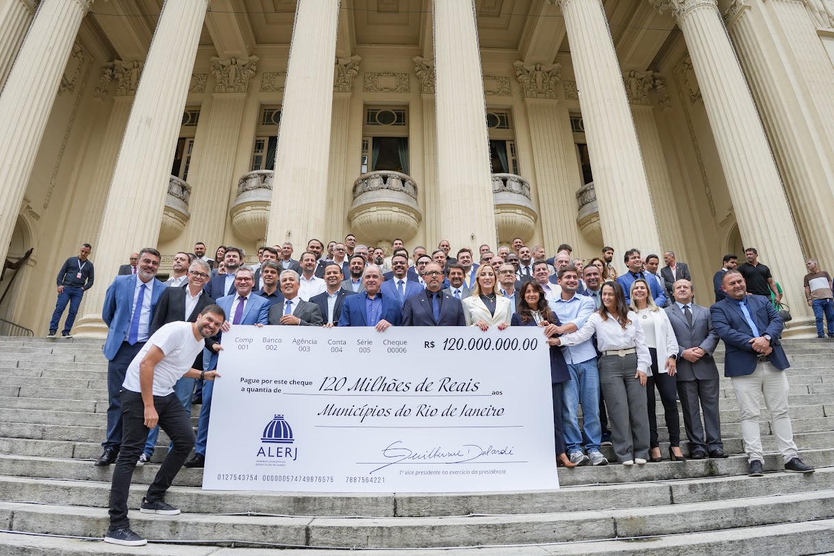 Delaroli tenta esvaziar caráter político em ato de repasse de R$ 120 milhões da Alerj