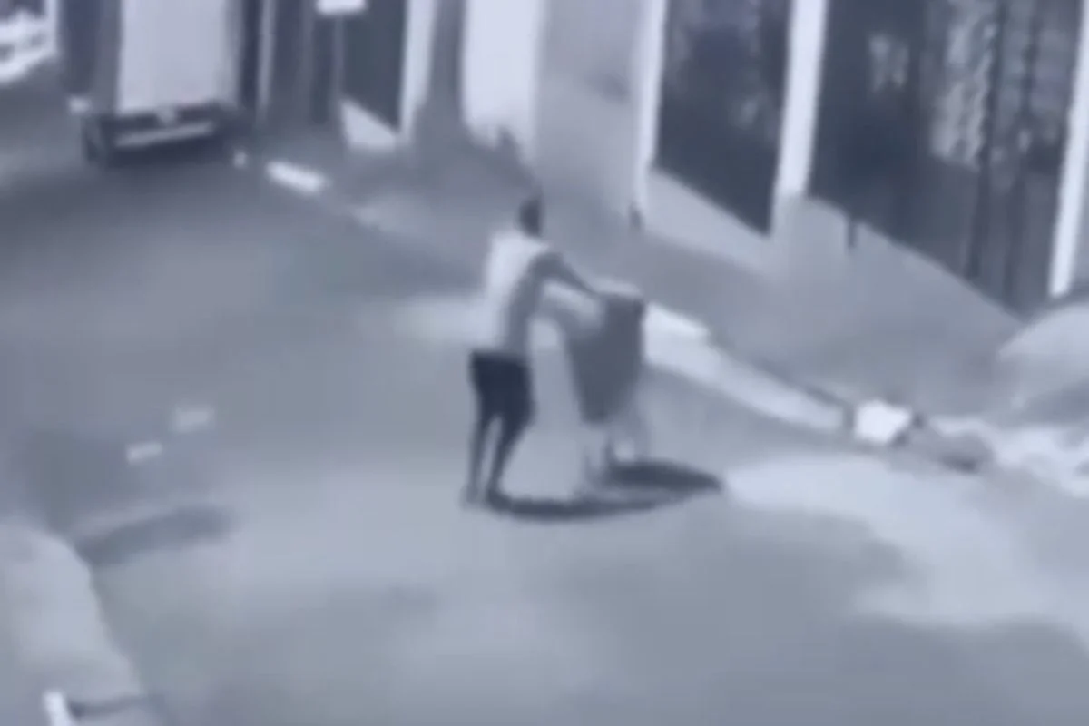 Vídeo: homem abandona corpo de mulher em carrinho de supermercado em SP