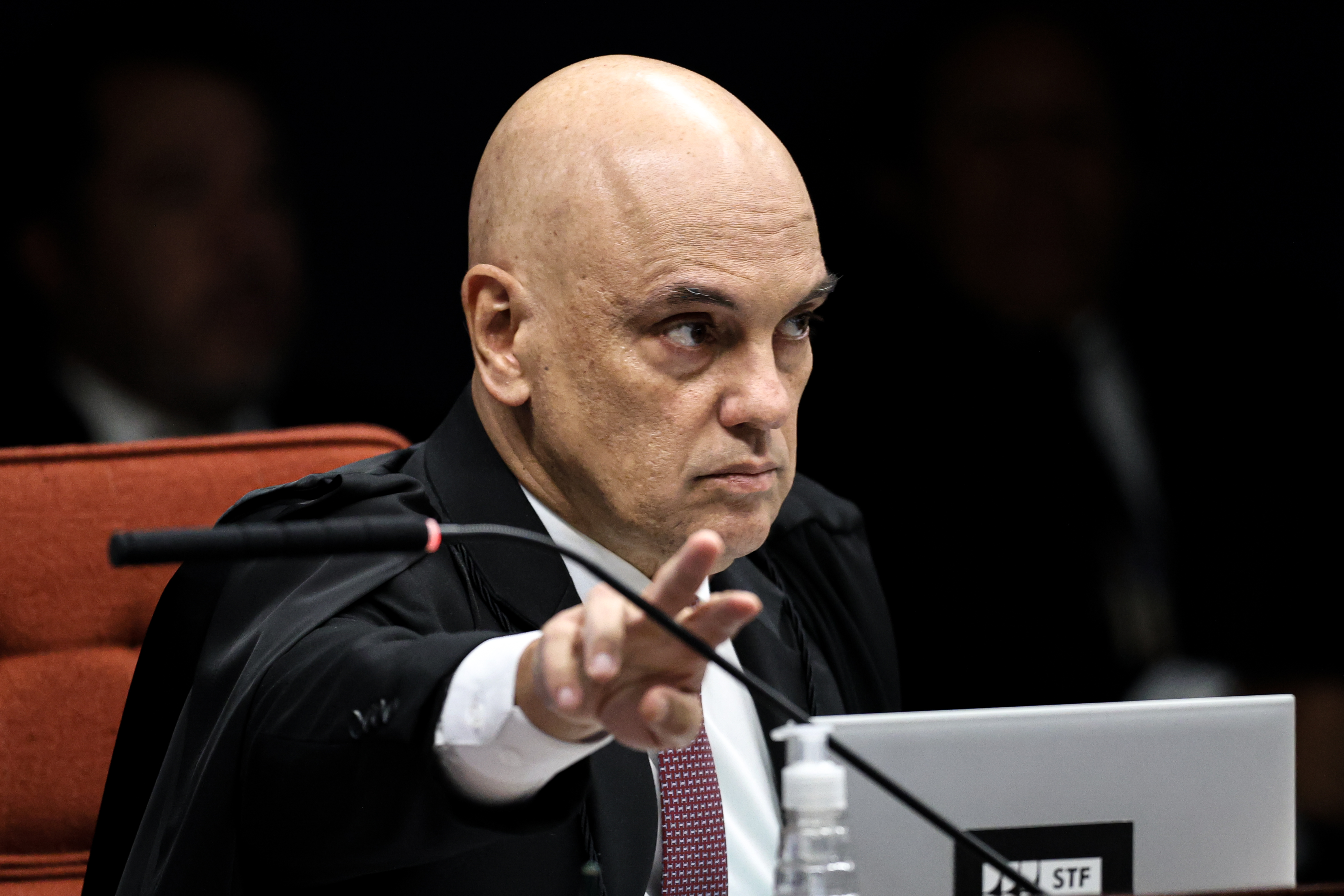 Moraes dá prazo para PF explicar ruído na cela de Bolsonaro