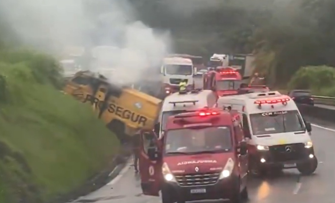 Acidente com carro-forte deixa um morto e feridos na Via Dutra, em Barra Mansa