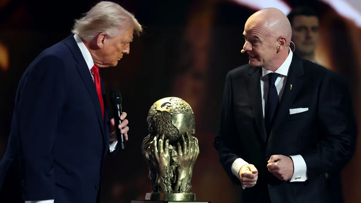 Em meio a polêmicas anti-imigração e ameaça à América Latina, Trump recebe Prêmio da Paz da Fifa