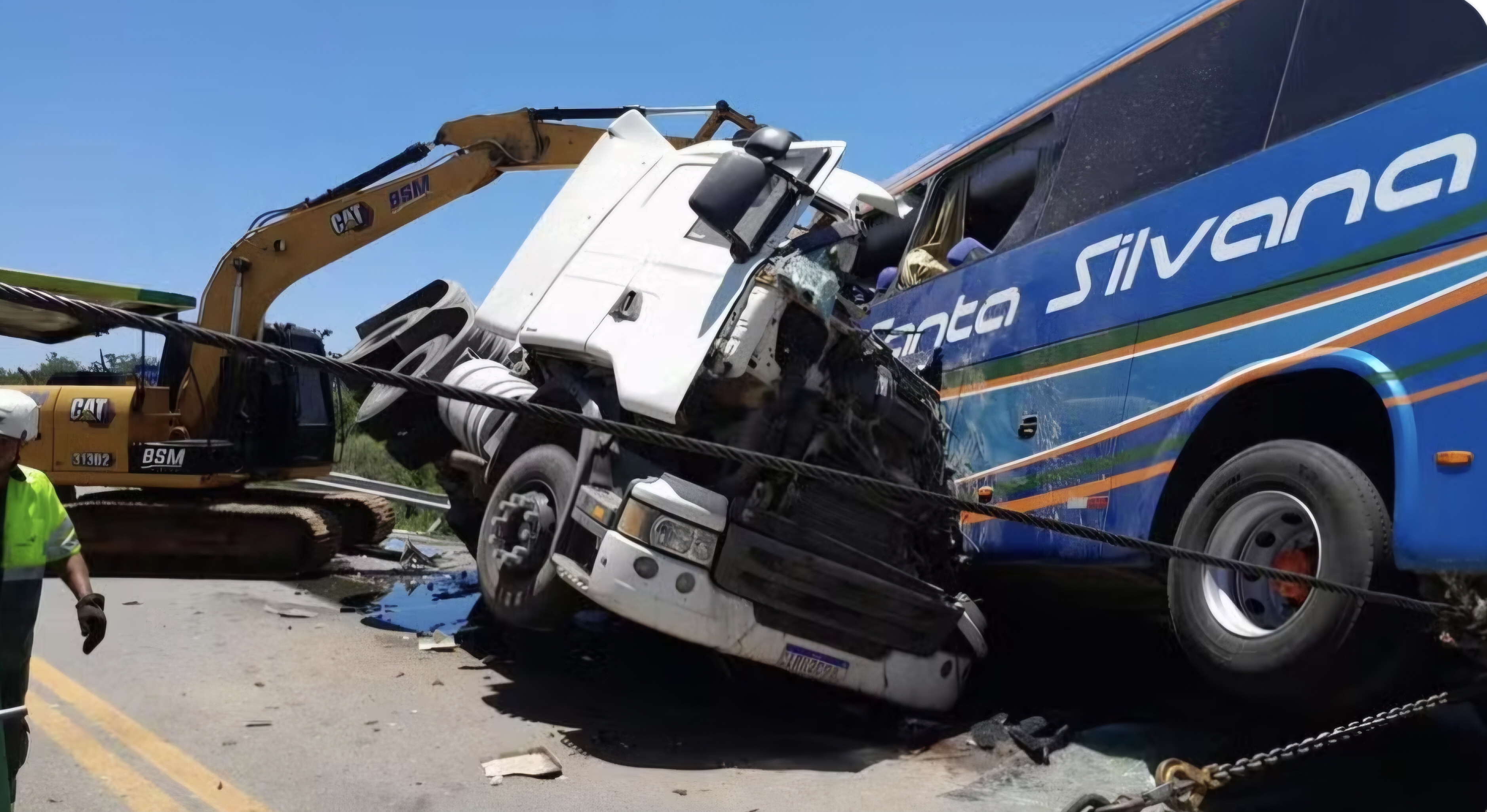 Acidente entre caminhão e ônibus na BR-116 deixa ao menos 11 mortos no RS