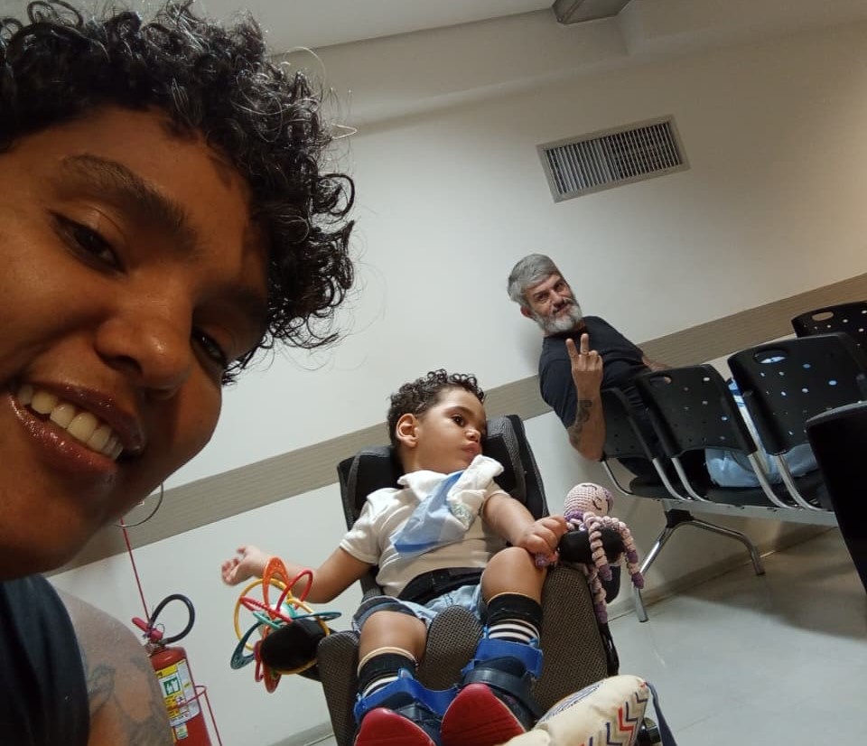 Família luta por tratamento para criança com paralisia cerebral
