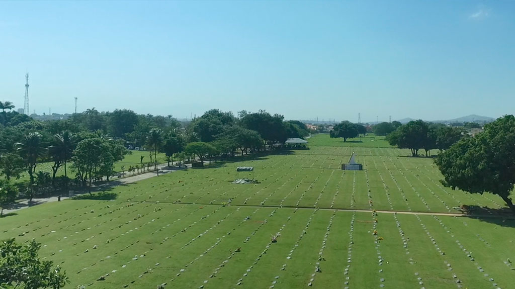 Professora morta em tiroteio na Baixada é enterrada sob comoção