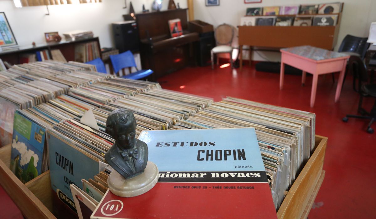 Centro Psiquiátrico do Rio transforma acervo raro de vinis em ferramenta terapêutica